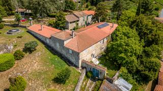 Bauernhof in Pantón. Pazo histórico rehabilitado con jardines en pantón
