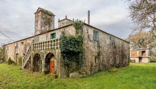 Bauernhof en Outeiro de Rei. Pazo del siglo xvi con finca amurallada de 2,5 hectreas en lugo