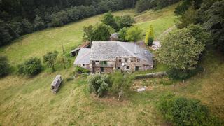 Masia a Ourol. Casa de piedra con molino y 3,6 hectáreas en ourol