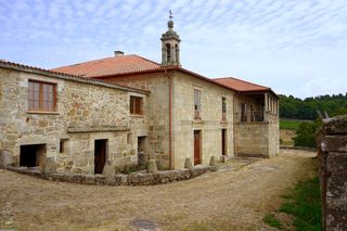 Country house in Pantón. Pazo del siglo xiii con capilla y 22 hectáreas en pantón