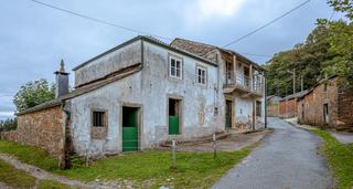 Masia a Vilalba. Casa rural con hórreo y alpendres en vilalba