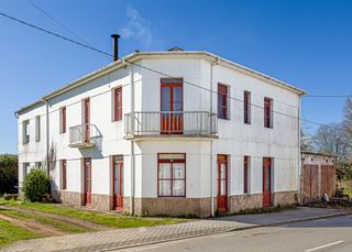 Masía en Xermade. Dos casas unidas con bar tradicional y hórreo en roupar