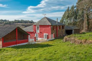 Masia a Pol. Granja con dos casas, cuadra y gran terreno en pol