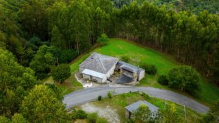 Mas à Pontenova (A). Casa restaurada con plantación de eucaliptos en a pontenova