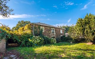 Masia a Castro de Rei. Casa de piedra a reformar con 3 hectáreas en castro de rei
