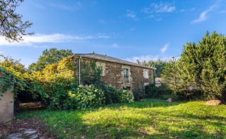 Bauernhof in Castro de Rei. Casa de piedra a reformar con 3 hectáreas en castro de rei