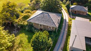 Masia a Castro de Rei. Enorme casa de piedra con una gran parcela en castro de rei