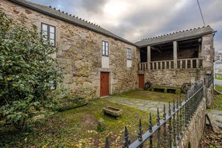 Mas à Guitiriz. Conjunto de casas junto al camino de santiago en guitiriz