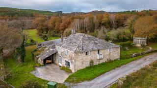 Masia a Sarria. Dos casas juntas para restaurar en sarria