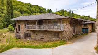 Masia a Samos. Cuatro edificios para negocios en el camino de santiago