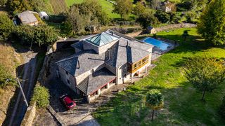 Chalet in Parroquias del Este. Chalet eficiente con piscina, junto al río y cerca de lugo