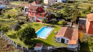Chalet à Rianxo. Chalet familiar con piscina y bodega tradicional en rianxo