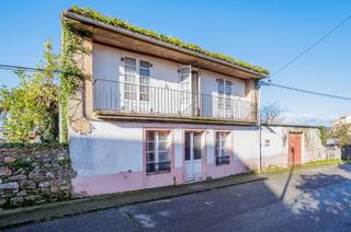 Mas à Noia. Casa con vistas a la ría para reformar en noia