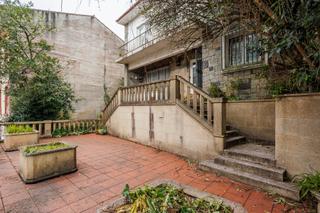 Mas à Noia. Casa rústica con jardín y garajes en el centro de noia