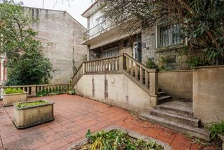 Mas à Noia. Casa rústica con jardín y garajes en el centro de noia