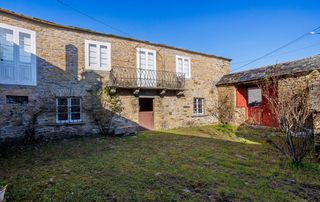 Country house in Becerreá. Gran casa semirehabilitada en becerreá