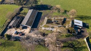 Masia a Parroquias del Este. Pazo histórico con explotación agrícola en vilar, lugo