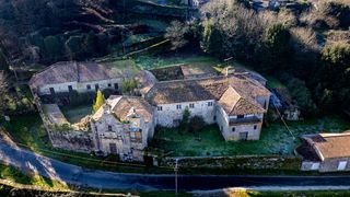 Country house in Cenlle. Pazo histórico del siglo xvi con bosques y viñedos en cenlle