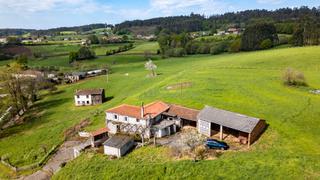 Country house in Santiso. Casa con alpendres en santiso