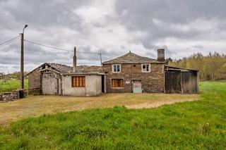 Masia a Outeiro de Rei. Casa a restaurar con gran terreno edificable en outeiro de rei