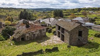 Masia a Parroquias del Oeste. Casa a restaurar con pajar y terreno edificable en coeses