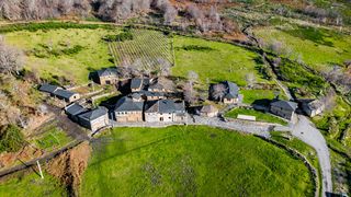 Masia a Pobra do Brollón (A). Aldea completa con instalaciones de turismo rural en a pobra do