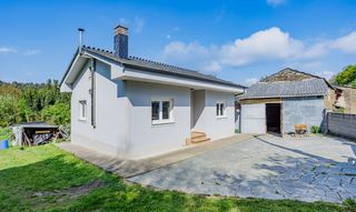 Chalet in Pol. Chalet listo para habitar con terreno y establo para caballos en