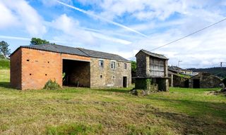 Mas à Pastoriza (A). Casa a restaurar con alpendre y hórreo en a pastoriza