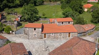 Masia a Melide. Dos casas de piedra restauradas junto al camino de santiago en m