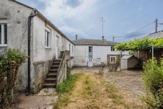 Masia a San Roque - As Fontiñas. Casa para reformar junto al río rato en lugo
