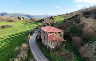 Masia a Allande. Casa de piedra a restaurar en pola de allande