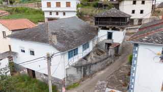 Masia a Cangas del Narcea. Casa a reformar con panera en cangas del narcea