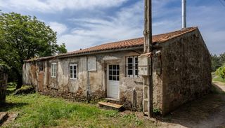 Masia a Palas de Rei. Casa a restaurar con alpendres y 1,2 hectáreas en palas de rei