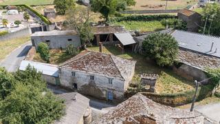 Masia a Parroquias del Oeste. Casa de aldea a reformar con alpendres en lugo