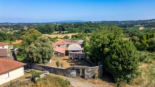 Casale in Lalín. Conjunto rural con tres casas, hórreo y alpendres en lalín
