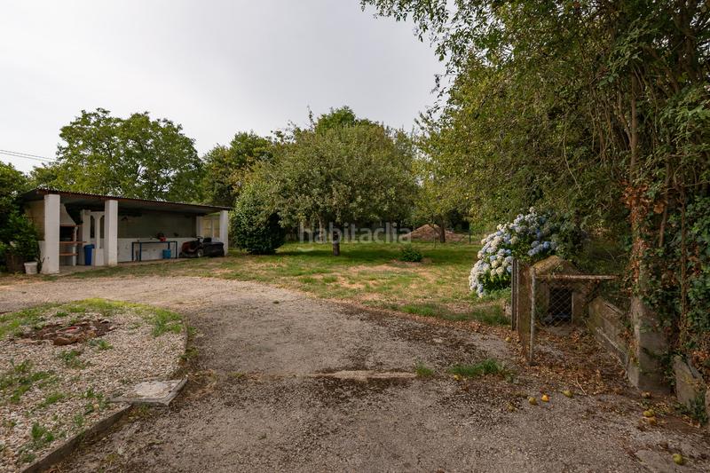 Foto 3687e724-8d30-4d03-91fd-9c178fa56314. Chalet  de tres plantas con jardines en Begonte