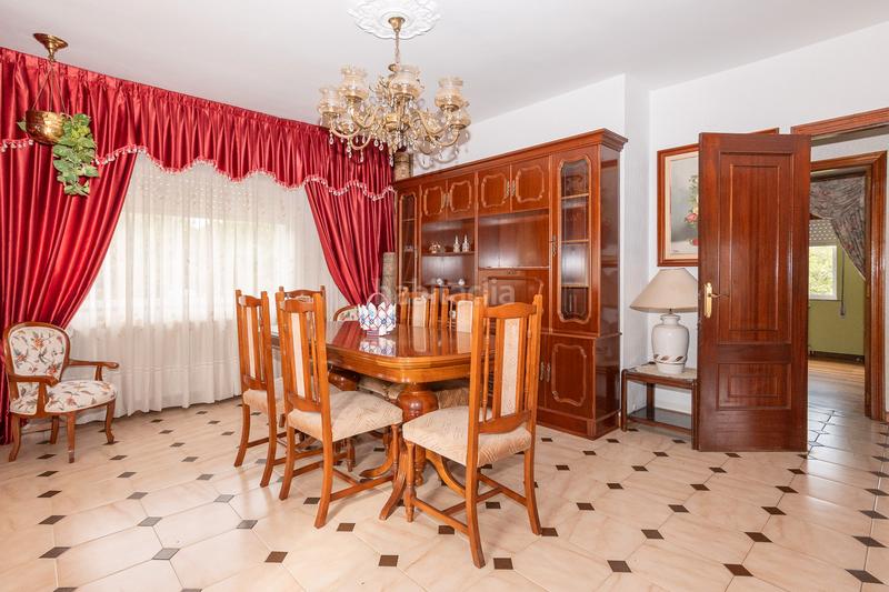 Foto 3a28d8fd-bbfa-45fb-8262-cb7a3d488b54. Chalet  de tres plantas con jardines en Begonte