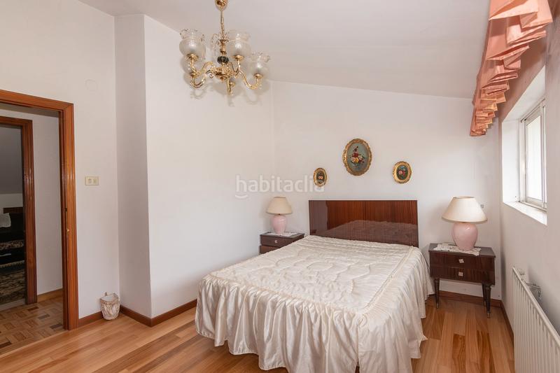 Foto 4843c5f4-e9ec-4c2a-aa59-8257454bc063. Chalet  de tres plantas con jardines en Begonte