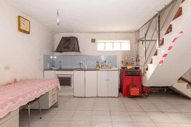 Foto 4c5a02e2-8826-4c64-b1a6-6f89fa38ca1e. Chalet  de tres plantas con jardines en Begonte