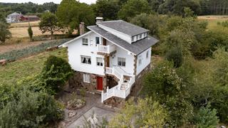 Xalet a Begonte. Chalet de tres plantas con jardines en begonte