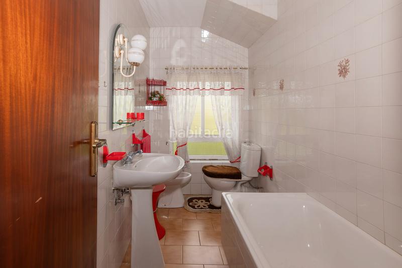 Foto 75f169e0-2c0c-47f0-a840-15c577a98477. Chalet  de tres plantas con jardines en Begonte