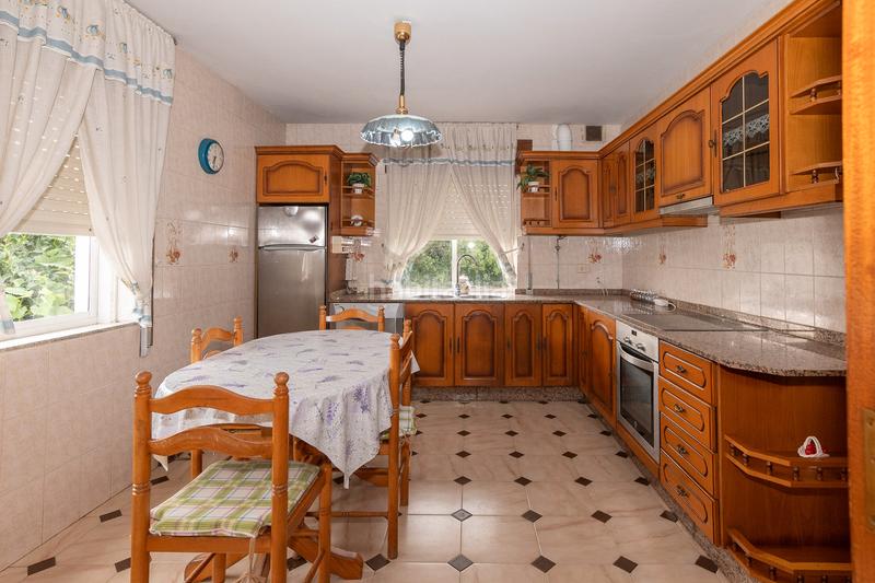 Foto 77a88a48-0cba-40f6-a9f2-510605d23eda. Chalet  de tres plantas con jardines en Begonte