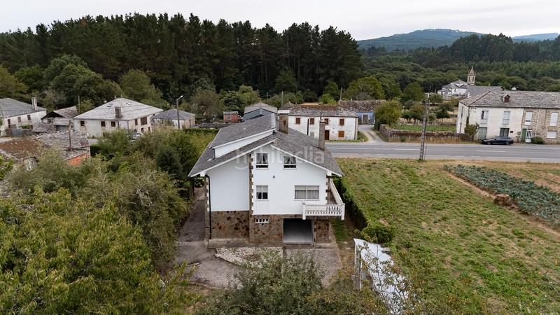 Foto 882173a0-726a-4198-ad53-25f037523b4d. Chalet  de tres plantas con jardines en Begonte