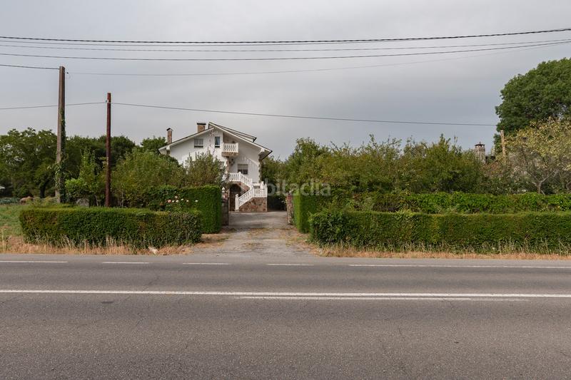 Foto a935a7ac-d738-4261-91aa-38efa3cb487c. Chalet  de tres plantas con jardines en Begonte