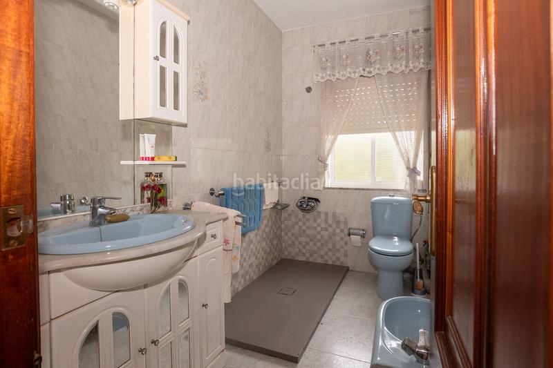 Foto b9894e61-bdf4-4ba9-b5d4-29b35975c25d. Chalet  de tres plantas con jardines en Begonte