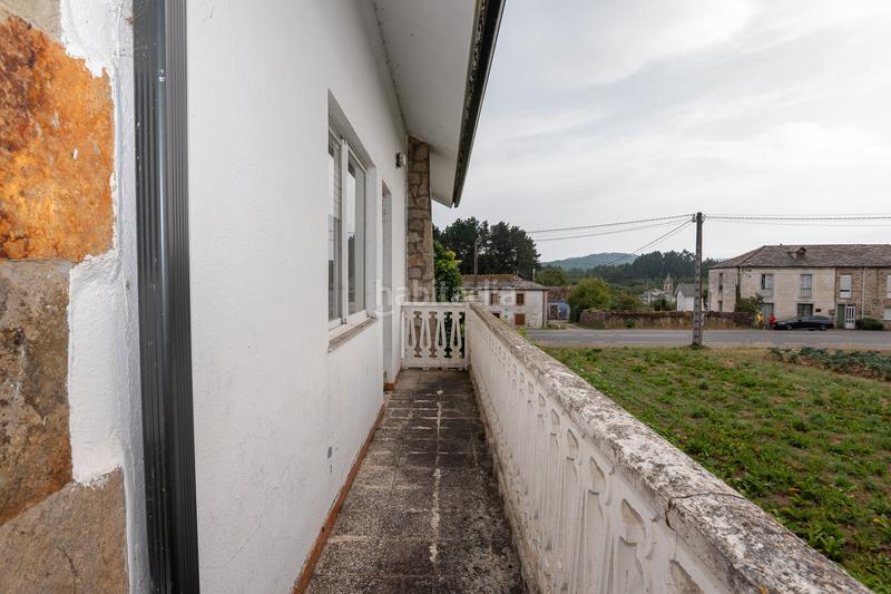 Foto bbf5b0ee-4d0b-448e-9b17-5682a9e97248. Chalet  de tres plantas con jardines en Begonte