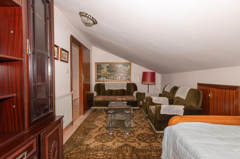 Foto c17ca880-f208-4c8e-9547-7530c1e69572. Chalet  de tres plantas con jardines en Begonte