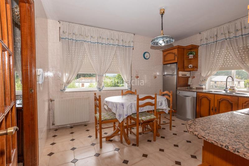 Foto e0668376-6e76-4735-b993-581088b85039. Chalet  de tres plantas con jardines en Begonte