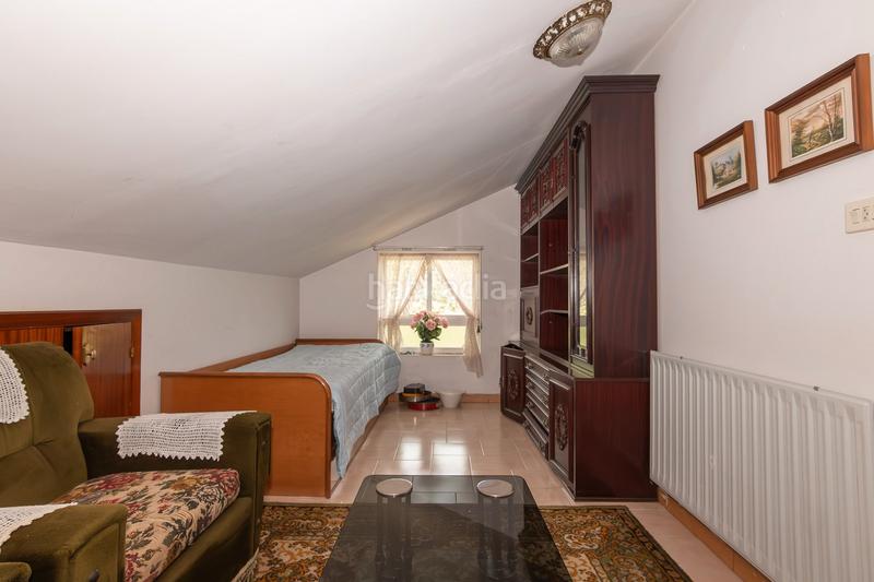 Foto f885c0dc-21ea-4ec7-ae06-79c48223bf32. Chalet  de tres plantas con jardines en Begonte