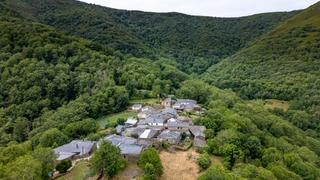 Masia a Folgoso do Courel. Conjunto de casas de piedra con terreno en serra do courel